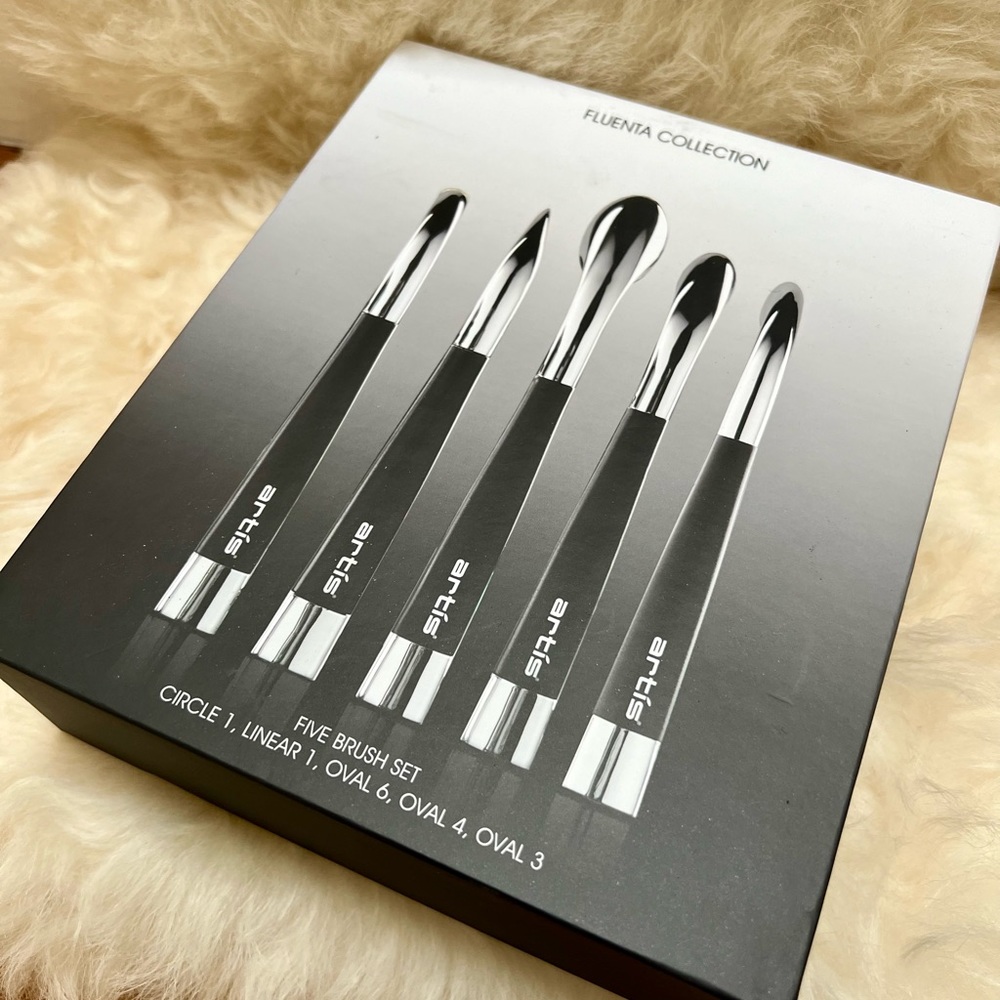 Artis oval makeup brush set